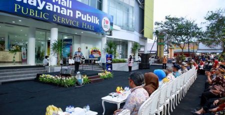 Bupati Banyuwangi Memantau Mal Pelayanan Publik Melalui Ponsel Pribadi