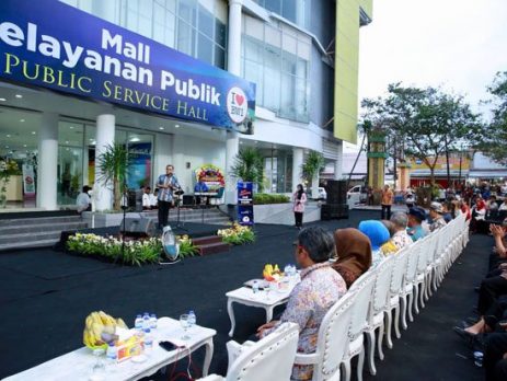 Bupati Banyuwangi Memantau Mal Pelayanan Publik Melalui Ponsel Pribadi